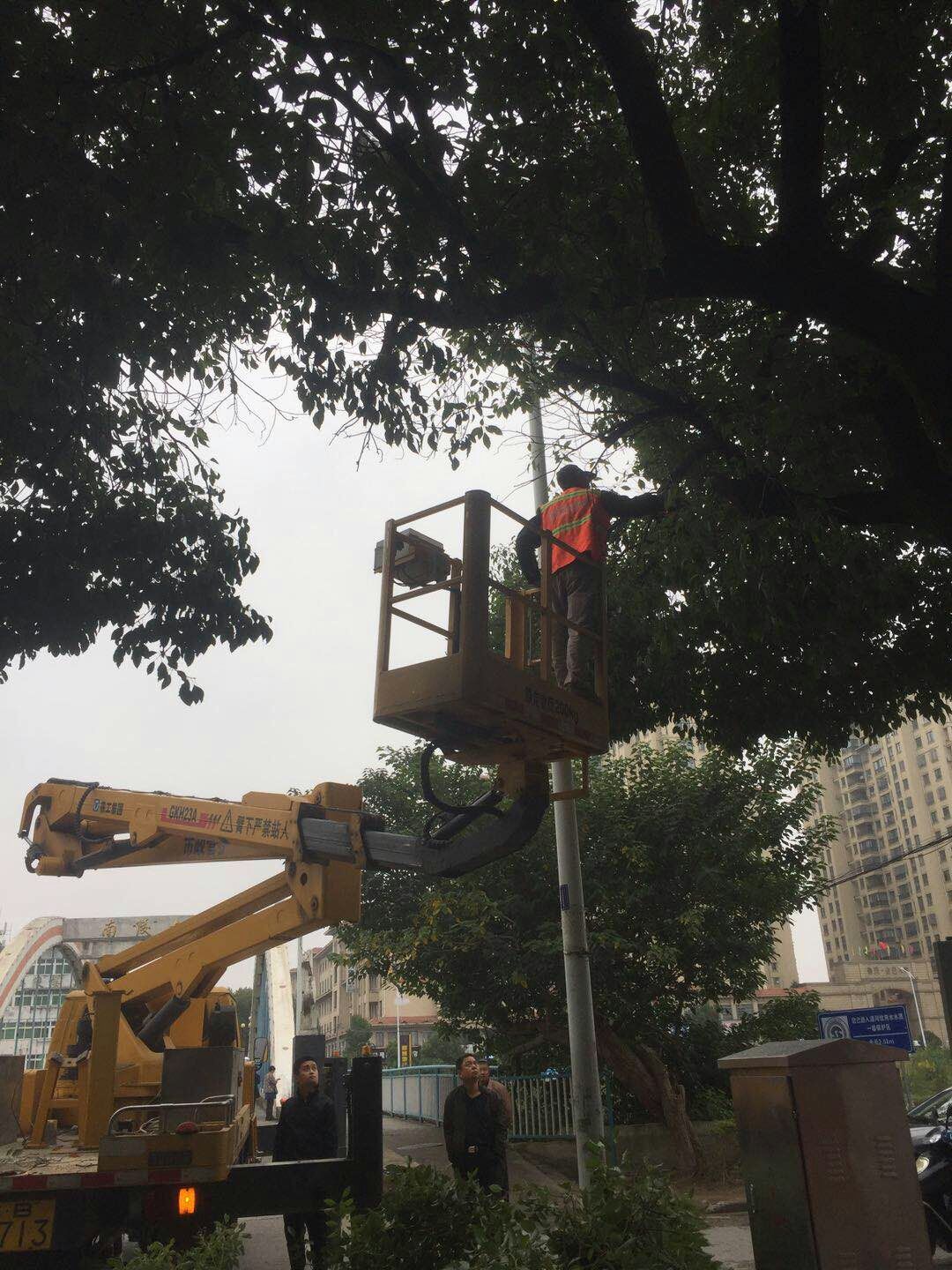 近日，我公司根據南陵縣市政園林所通知，組織安排人員車(chē)輛協(xié)助市政園林所路燈科修剪陵陽(yáng)路兩側遮擋路燈照明的樹(shù)枝。此項工作持續了三天，消除了因路燈光照不足帶來(lái)的夜間通行安全隱患問(wèn)題，受到沿線(xiàn)居民一致好評。